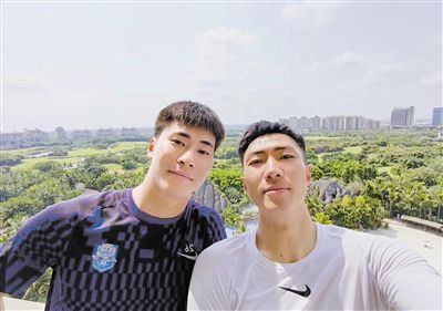 毕竟阿尔帕西诺都82岁了，方·基默62岁且受到喉癌的折磨淡出了演艺圈，罗伯特·德尼罗扮演的角色在片中也死了
